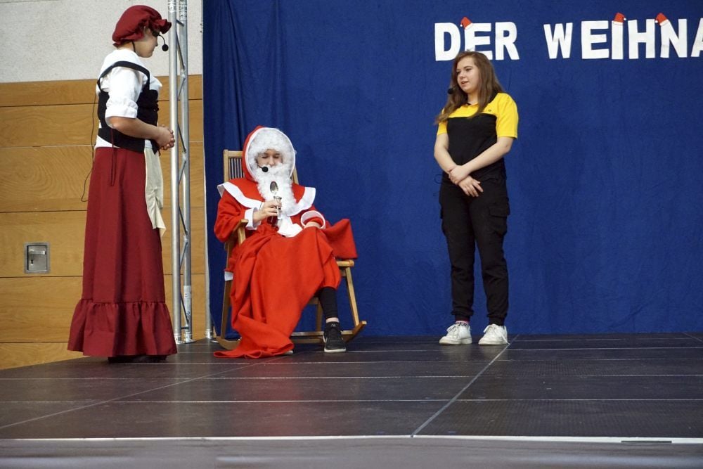 Dank Frau Holle (Andrea Olah) ist der Weihnachtsmann (Lara Neuendorf) wieder gesund.