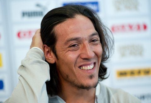 Neuzugang Mauro Camoranesi lächelt in Stuttgart während einer Pressekonferenz. Der Wechsel zum VfB Stuttgart ist perfekt. (FOTO: DPA)