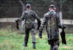 Bundeswehrsoldaten tragen Zuchtnerze, die sie zuvor auf dem Gelände einer Zuchtanlage bei Grabow im Jerichower Land wieder eingefangen haben. (Foto: ddp)