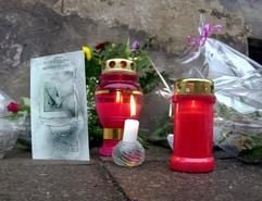 Blumen und Kerzen sind vor dem Haus in Zerbst zu sehen, in dem die sechsjährige Malin aufgefunden worden war. (Archivfoto: dpa)