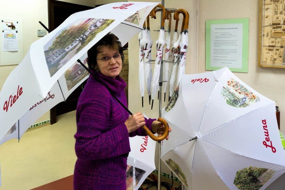 Anett Thiel mit einem von ihr kreierten Schirm mit Leunaer Motiven.
