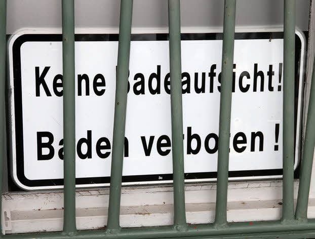 Dieses Schild wird wohl die längste Zeit „hinter Gittern“ verbracht haben. In der kommenden Freibadsaison wird man es - gut lesbar - am Kunstteich bei Wettelrode aufstellen.