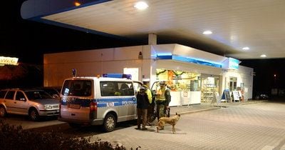Polizeibeamte sichern den Tatort nach dem Überfall auf die Aral-Tankstelle in der Merseburger Straße. Von dem Täter fehlt weiter jede Spur. (FOTO: JAN MÖBIUS)