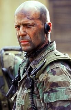 Der Elitesoldat A.K. Waters (Bruce Willis) in einer Szene des neuen Actionfilms "Tränen der Sonne". Lieutenant Waters ist Mitglied einer acht Mann starken Eliteeinheit, die den Auftrag bekommt, die amerikanische Ärztin Kendricks, die ein Missionskrankenhaus im Dschungel Afrikas leitet, zu retten, da um sie herum ein blutiger Bürgerkrieg tobt. Alles verläuft nach Plan - bis sich Kendricks weigert, die Menschen zurückzulassen, die in der Mission Schutz und Hilfe fanden. Der Actionstreifen im Dschungel startet am 28.08.2003. Regie führt Antoine Fuqua. (Foto: dpa)