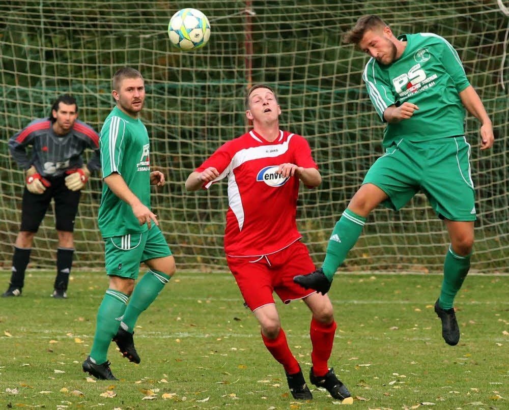 Felix Brendler (beim Kopfball) muss Freitagabend beim Nachholspiel gegen Union Sandersdorf II auf seinen gesperrten Abwehrkollegen Torsten Wlodarski (2. v. l.) verzichten.