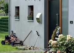 Ein Kinderfahrrad und ein Kettcar stehen am Dienstag (16. Mai) in Erftstadt vor einem Haus, in dem sich ein Familiendrama abgespielt hat. (Foto: dpa)