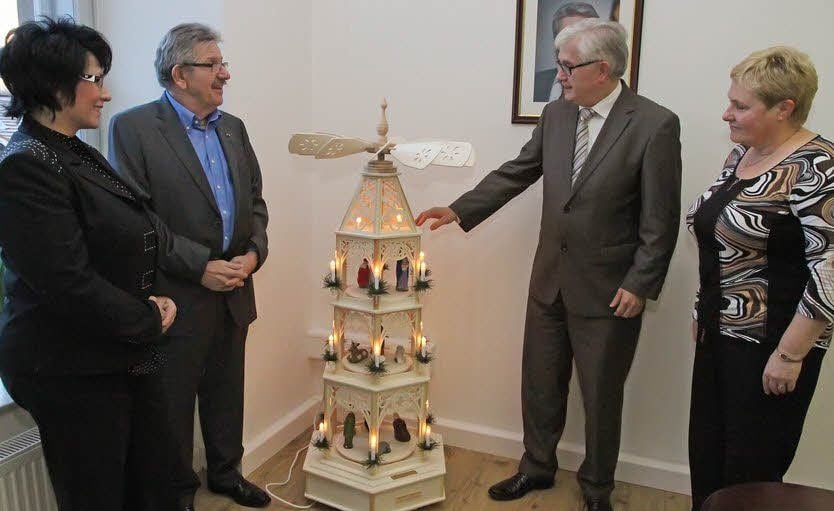 Die Übergabe der Weihnachtspyramide im Sangerhäuser Rathaus.