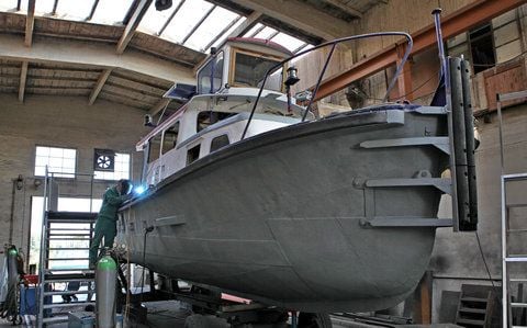 Arbeiter sind auf der Schiffswerft Fischer in Mukrena (Salzlandkreis) mit der Generalüberholung eines Schleppers beschäftigt. (FOTO: DPA)