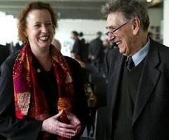 Bei der Erich-Fried-Preisverleihung 2002 in der Wiener Kunsthalle unterhält sich der Preisträger, der Autor Oskar Pastior, mit der deutschen Kulturstaatsministerin Christina Weiss. (Foto: dpa)