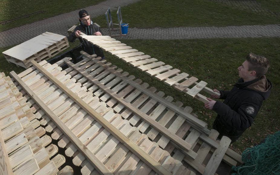 Zaunfelder vor dem Schulgebäude werden abgebaut. Danach können die neuen Teile montiert werden, die Pascal Richter und Toni Pönecke vom Lkw heben.