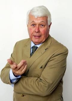 Seinen schelmenhaften Charme hat er sich behalten. Peter Weck (Archivfoto vom 16.09.2004) gibt auch im Seniorenalter noch gerne Typen wie den Gauner, dem man nicht böse sein kann. (Foto: dpa)