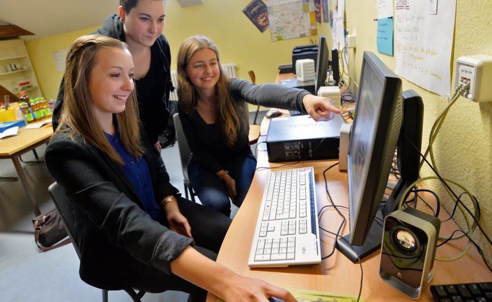 Anica Wolf, Emmely Wronna und Julia Koch (von links) arbeiten an der nächsten Ausgabe.