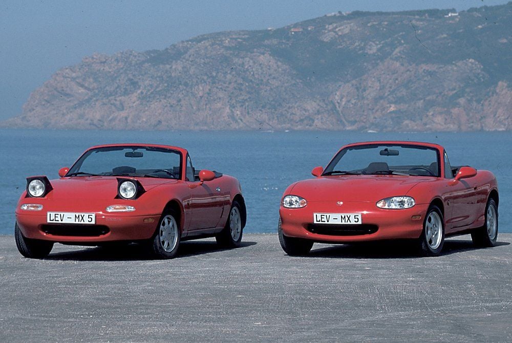Erste und zweite Generation des Mazda MX-5: Zu Beginn hatte der Frischluft Flitzer noch schicke Schlafaugen.
