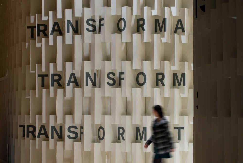 Frankfurt ruft: Eine Frau geht am Brasilien-Pavillon mit der Aufschrift „Transformat“ vorüber.
