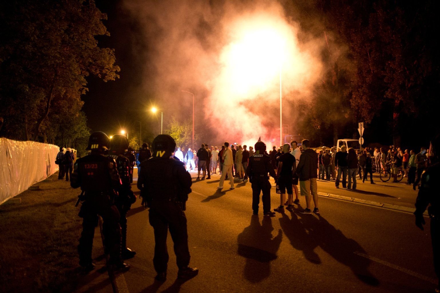 Polizei sichert am 21.08.2015 den ehemaligen Praktiker Baumarkt in Heidenau (Sachsen) vor Übergriffen von Gegnern der Asylunterkunft.