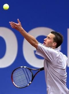 Der deutsche Tennisspieler Philipp Kohlschreiber wirft beim Eröffnungsspiel der 87. Internationalen Bayerischen Tennismeisterschaften im Iphitos-Stadion in München den Ball in die Höhe (Archivfoto vom 29.04.2002). Der 20-Jährige hat beim Tennisturnier in Dubai mit seinem Erstrundensieg gegen Rainer Schüttler das Medieninteresse auf sich gezogen und spricht nun von großen Zielen: "Ich will Nummer 1 werden", kündigt er eine große Zukunft an. (Foto: dpa)
