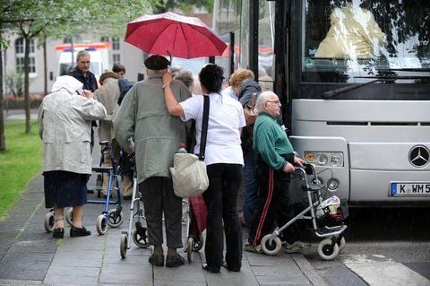 Bewohner eines Senioren-Zentrums in Köln steigen in einen Bus. Ältere Menschen sind als Fußgänger oder Radfahrer im Straßenverkehr besonders gefährdet. (Archivfoto: dpa)