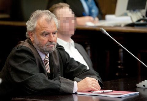 Der Angeklagte Unfallfahrer von Eppendorf sitzt im Landgericht in Hamburg neben seinem Anwalt Ralf-Dieter Briel (r). (FOTO: DPA)