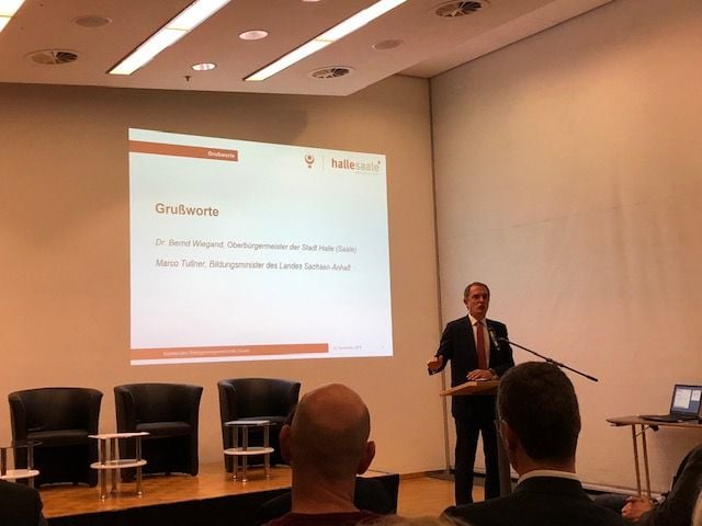 Bildungsminister Marco Tullner (CDU) hat am Montag gemeinsam mit Oberbürgermeister Bernd Wiegand (parteilos) die erste Bildungskonferenz der Stadt Halle eröffnet.