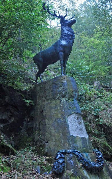 Am Hirschdenkmal bei Stolberg fehlt seit vermutlich 14 Tagen die Erläuterungstafel.