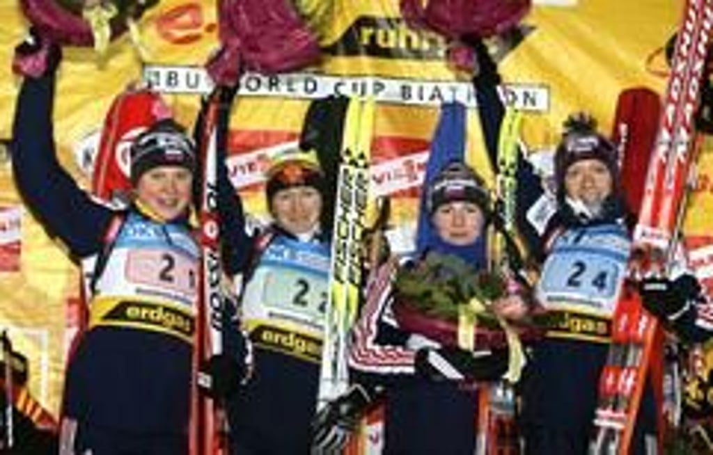 Die deutschen Biathletinnen Andrea Henkel (vorn links), Simone Denkinger (hinten links), Katrin Apel (hinten rechts) und Martina Glagow lachen am Mittwoch (11.01.2006) bei der Siegerehrung des Biathlon Weltcups im oberbayerischen Ruhpolding vom Podest. (Foto: dpa)
