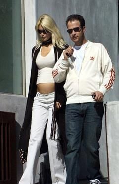 Claudia Schiffer verlässt am 3.10.2002 mit Ehemann Matthew Vaughn das Restaurant "Morton's Steak House" in Beverly Hills. Zwischen knappem T-Shirt und tief sitzender Hüfthose lässt sie ihren Babybauch nackt hervorblitzen. Das deutsche Topmodel soll noch am Donnerstag (30.01.2003) per Kaiserschnitt ihr erstes Kind zur Welt bringen. Wie ihre Agentin in London mitteilte, wurde die 32-Jährige am Vormittag in die private Londoner Portland-Klinik gebracht. (Foto: dpa)