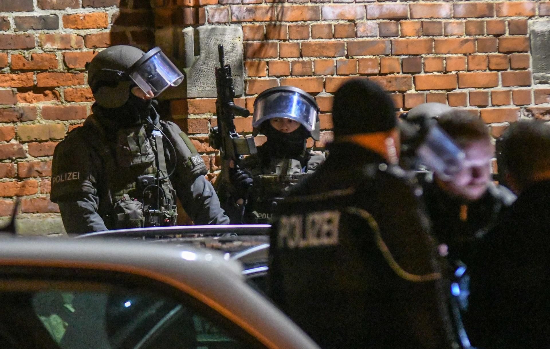 In Magdeburg musste am Montagabend das SEK ausrücken. Ein Beamter wurde verletzt.