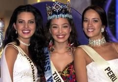 Die neue Miss World, die Türkin Azra Akin (M.) mit den Zweit- und Drittplatzierten, Miss Kolumbien und Miss Peru. Deutschland war durch die 24 Jahre alte Indira Selmic vertreten. (Foto: dpa)