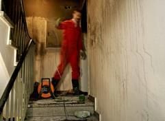 Ein Brandsachverständiger der Polizei untersucht am Mittwoch (10.11.2004) eine Wohnung in Duisburg, in der es am frühen Abend zu einem Brand gekommen war. Bei dem Brand in einem Mehrfamilienhaus in Duisburg sind drei Kinder getötet worden. (Foto: dpa)