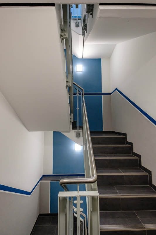 Blick ins blaue Treppenhaus