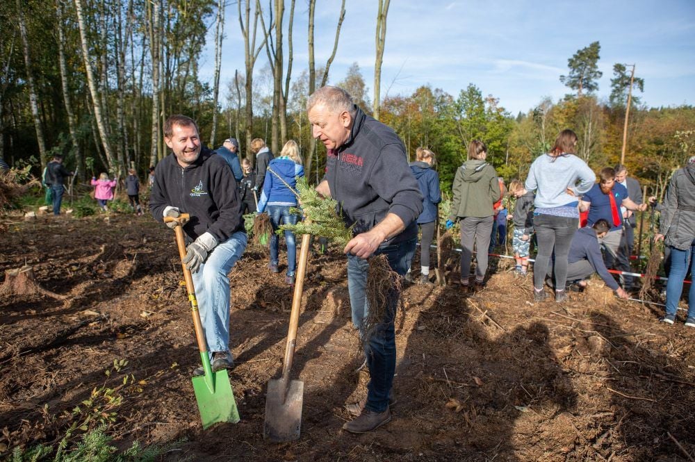 Samstag im Zeitzer Forst: Mehr als 200 Leute kamen zur Baumpflanzaktion. Uwe Kraneis und Stefan Auerswald gaben den Startschuss.