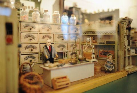 Spielzeug wird im Märkischen Museum in Berlin in der Ausstellung «Was darf's denn sein? Kinderträume Kaufmannsläden» präsentiert. (FOTO: ZB-FUNKREGIO)