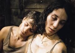 Erschöpft sitzen Albert Rosen (Roman Roth) und Ruth Zilberman (Sibel Kekilli) in dem neuen Kinofilm «Der letzte Zug» zusammengekauert an der Wand eines Waggons. (Foto: dpa)