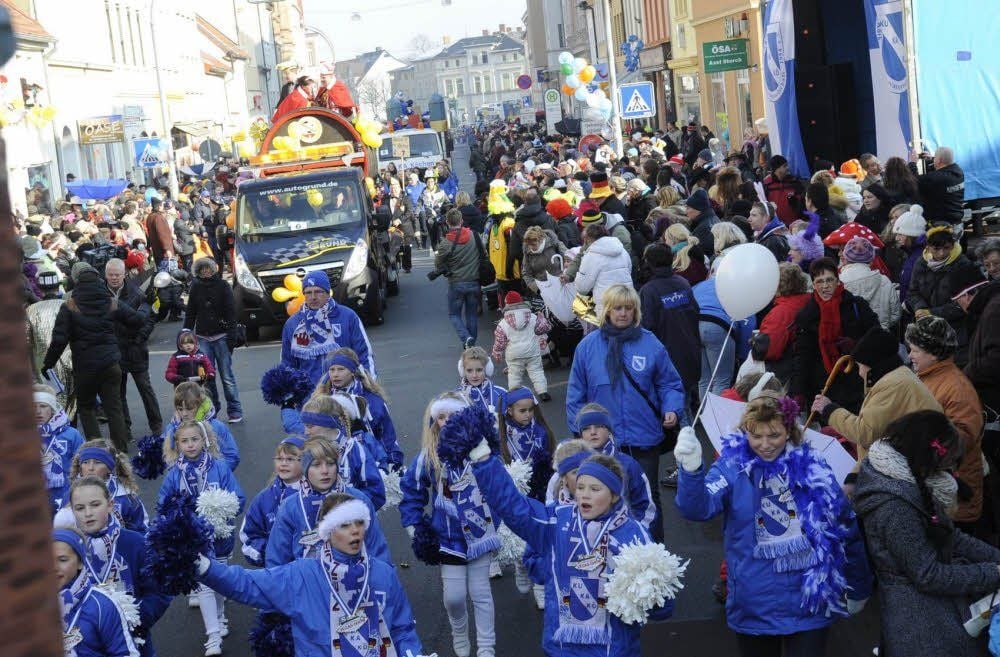 Zoff gibt es um den Rosenmontagsumzug in Köthen. War eine „Spitze“ Beleidigung oder Ironie? In Dessau schüttelt mancher den Kopf.
