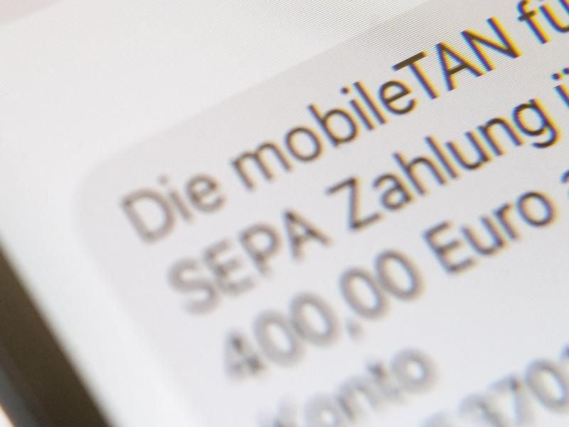 Eine SMS, in der eine sogenannte „mobileTAN” zur Verifikation von Banküberweisungen angezeigt wird, auf dem Display eines Handys. Foto: Lino Mirgeler