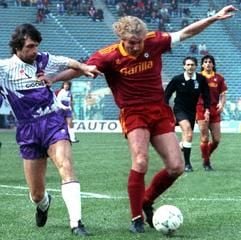 Foto vom 23. Februar 1991 zeigt den früheren Spieler und Coach der deutschen Nationalmannschaft Rudi Völler (r) im Duell mit Fiorentina's Spieler während der Fußball-Serie A im "Olympic-Stadium" in Rom, Italien. (Foto: dpa)