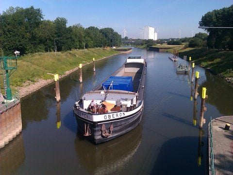 Das Frachtschiff „MS Oberon" kurz vor der Schleuse in Alsleben