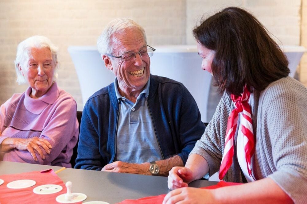 Ehrenamtliche Malteser schenken älteren Menschen Zeit.