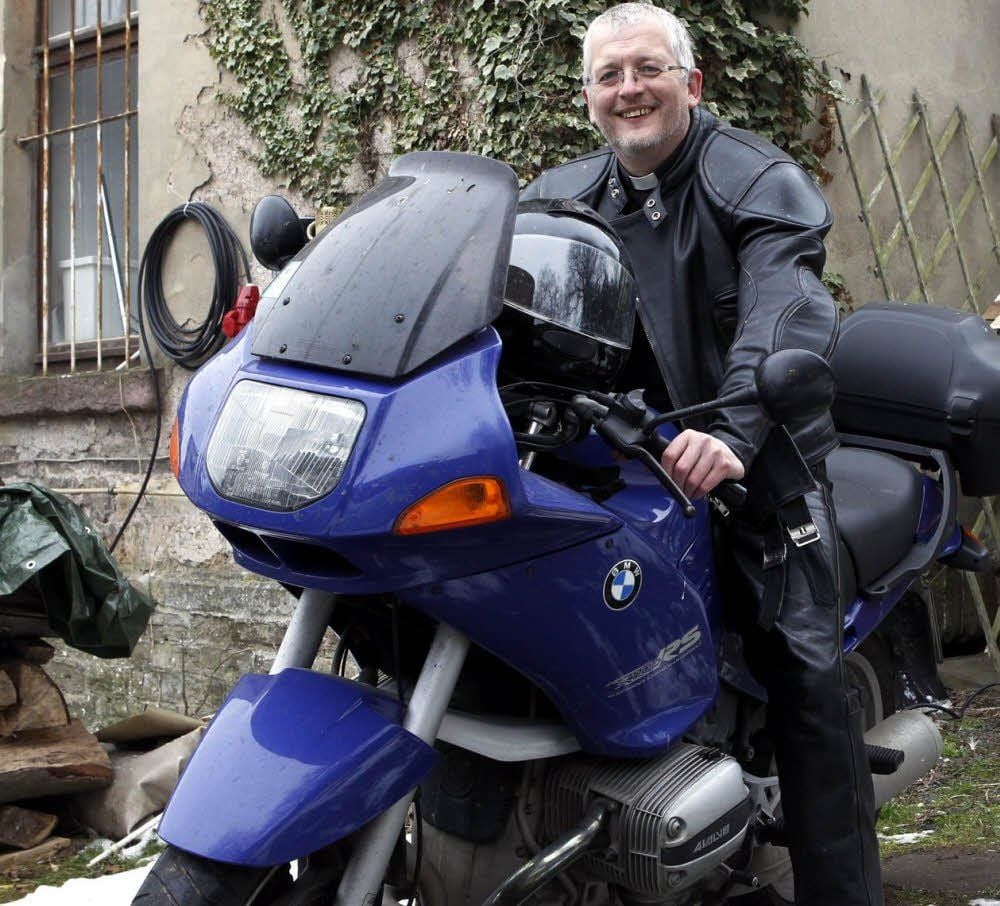 Bei besserem Wetter wird Pfarrer Blume vielleicht auch mal mit dem Motorrad zum Gottesdienst fahren. Als er die Maschine kaufte, sei es Liebe auf den ersten Blick gewesen. Doch gegenwärtig fehlt Zeit für das Hobby.