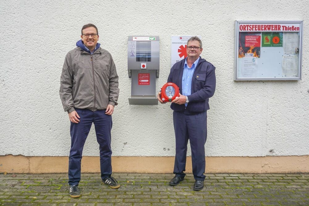 Rathauschef Axel Clauß (li.) und Wehrleiter Heiko Bittner am Wandkasten