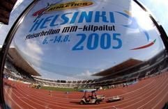 Im Olympia-Stadion von Helsinki laufen am Donnerstag (04.08.2005) die Vorbereitungen für die Leichtathletik-Weltmeisterschaft auf Hochtouren. Die Weltmeisterschaft dauert vom 06. - 14.08.2005. Foto: Kay Nietfeld dpa +++(c) dpa - Bildfunk+++