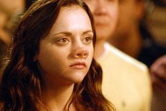 Penelope Wilhern (Christina Ricci) trägt in dem neuen Kinofilm «Penelope» eine Schweinsnase. Das moderne Märchen erzählt von einer jungen Frau auf der Suche nach Liebe und Selbstbestimmung und von Außenseitern, die ihren Platz im Leben finden, wenn sie sich selbst zu akzeptieren beginnen. (Foto: dpa)
