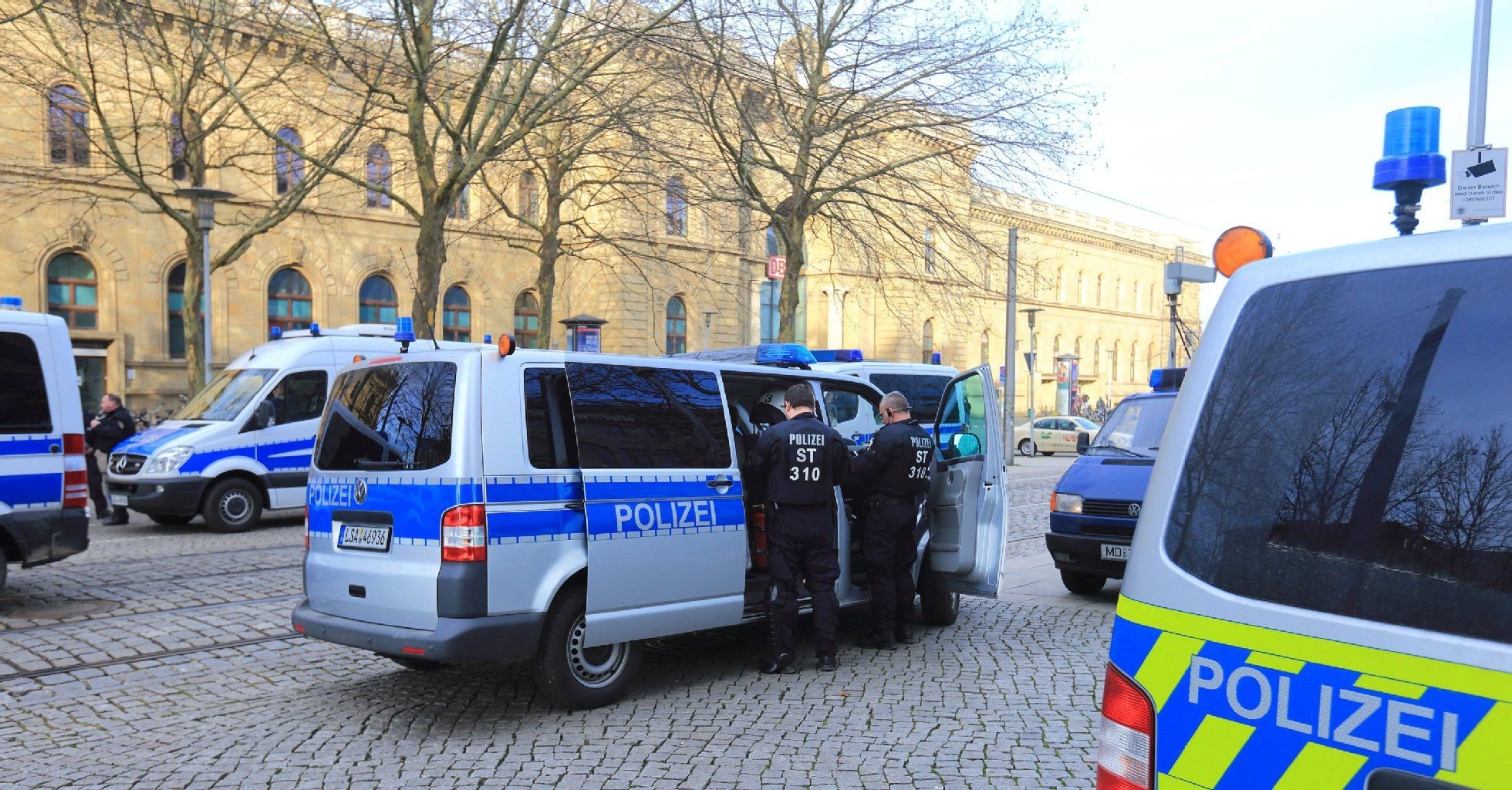Einsatzkräfte der Polizei sichern vor dem Hauptbahnhof in Magdeburg die Auftaktveranstaltung zur "Meile der Demokratie" gegen rechtsextremistische Aufmärsche ab.