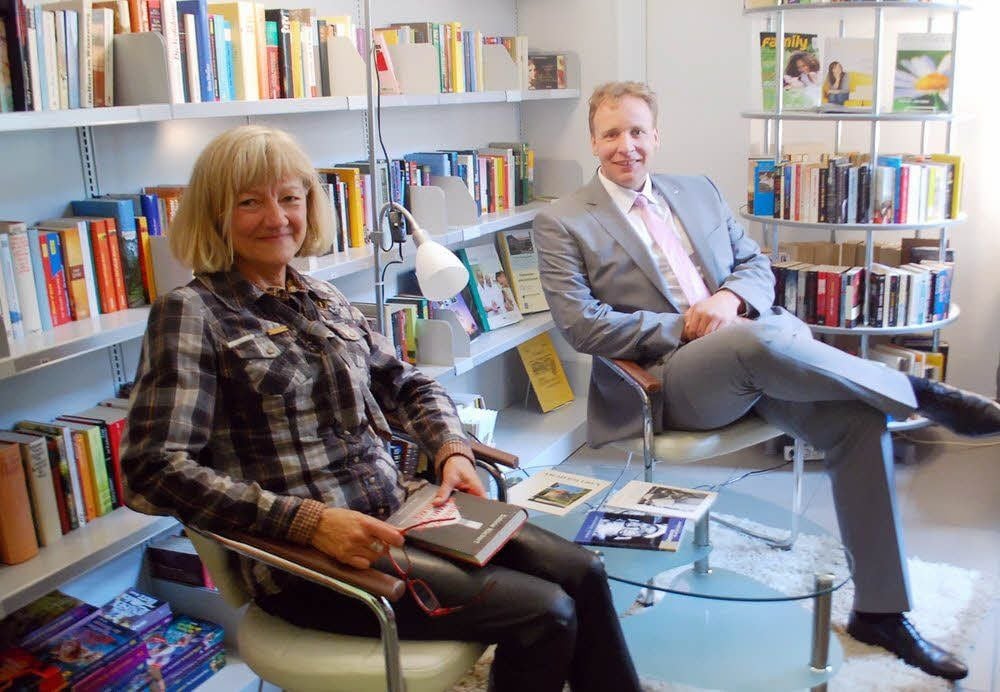 Carola Wendt kümmert sich um alle Belange der Bibliothek.