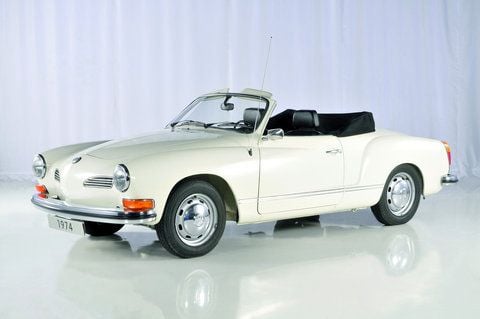 Der Hausfrauenporsche: Diesen Beinamen erhielt der Karmann Ghia von VW. Hier ein Cabrio vom Typ 14 von 1974. (FOTO: VOLKSWAGEN/DPA)
