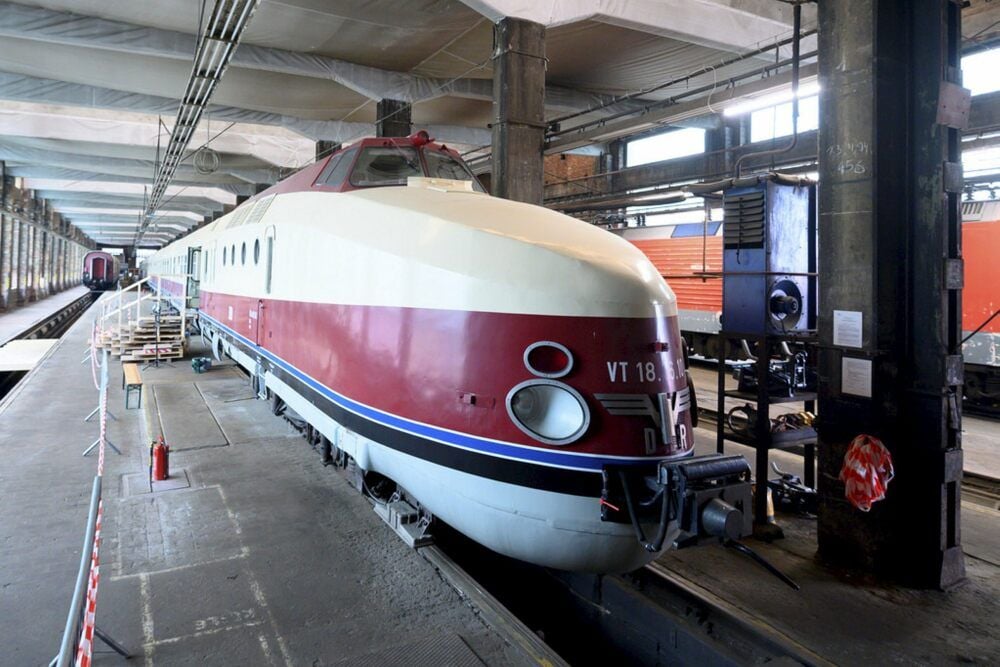Soll wieder fit für die Schiene gemacht werden: Der Schnellverkehrstriebzug war einer der nobelsten Züge der DDR. Derzeit werkeln zahlreiche Freiwillige in einer Industriehalle in Dresden an seiner Rückkehr.