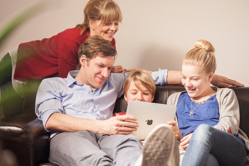 Eltern sollten unabhängig vom USK-Siegel mit ihren Kindern gemeinsam spielen, rät die Initiative „Schau hin! Was dein Kind mit Medien macht“.