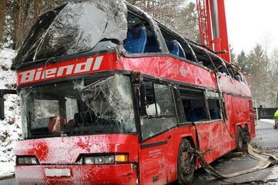 Ein zerstörter Bus steht am 24.11.2008 nach der Bergung nahe Stallwang (Niederbayern) auf der Straße. (FOTO: DPA)