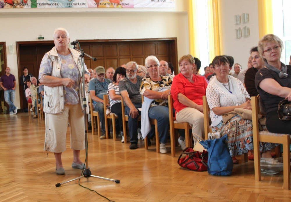 Immer wieder nutzten Bürger die Verbandsversammlung im Klubhaus Hettstedt für Fragen. Nicht alle gingen jedoch zufrieden von dannen.