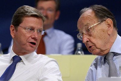 Der FDP-Parteivorsitzende Guido Westerwelle (l.) unterhält sich am Sonntag (20.09.09) beim FDP-Bundesparteitag in Potsdam mit dem ehemaligen Bundesaussenminister und FDP-Ehrenvorsitzenden, Hans Dietrich Genscher, auf dem Podium. (FOTO: DDP)